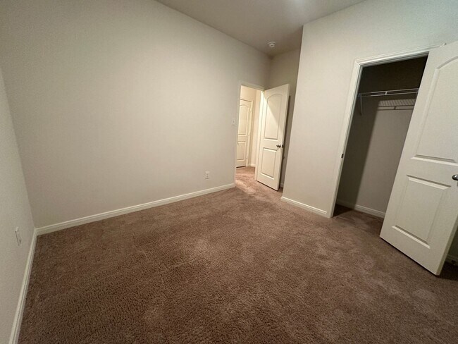 Building Photo - For Lease | 3 Bed, 2 Bath | 1,552 Sq Ft | ...