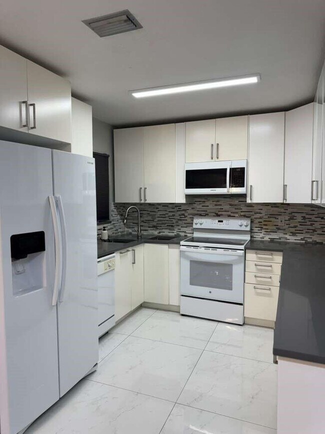 Building Photo - 3167 Cocoplum Cir