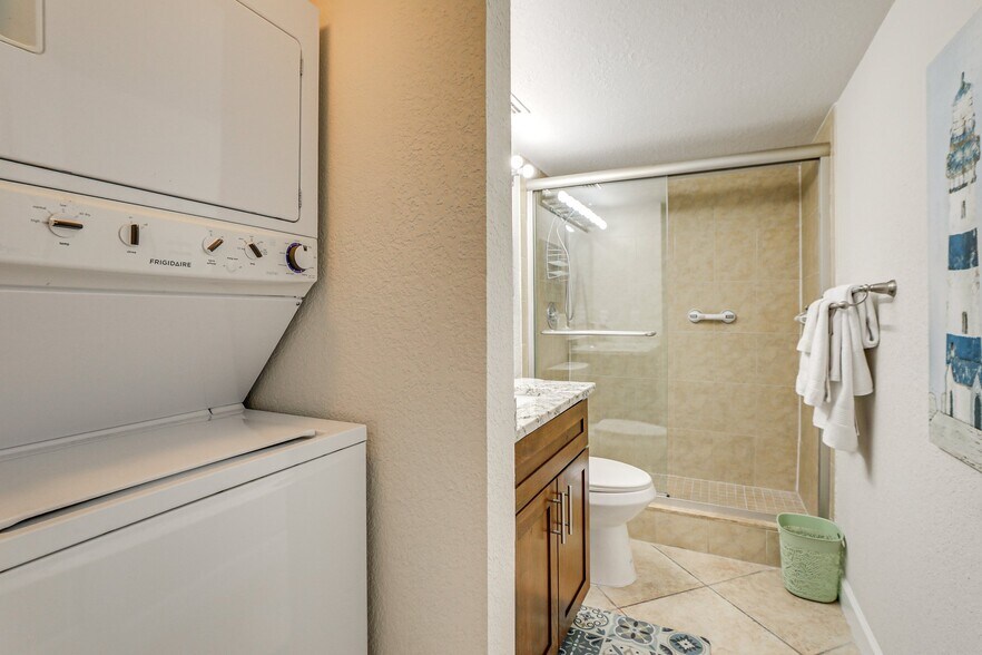 Building Photo - 7930 Sun Island Dr S