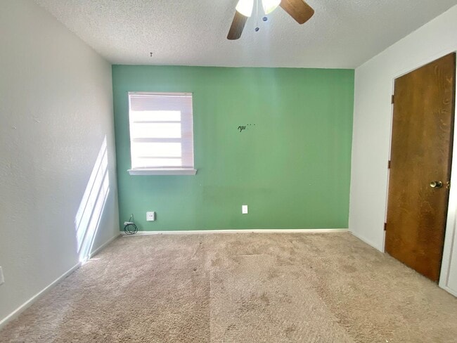 Building Photo - Pre leasing now for 4/01 move in.