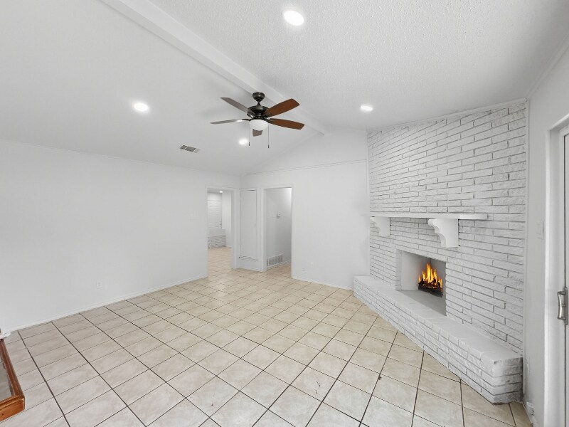 Building Photo - 2120 Vickie Dr