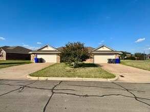 Building Photo - Duplex *LEASING SPECIAL AVAILABLE*