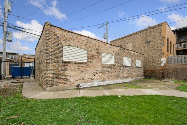 Building Photo - 6112 S Ingleside Ave