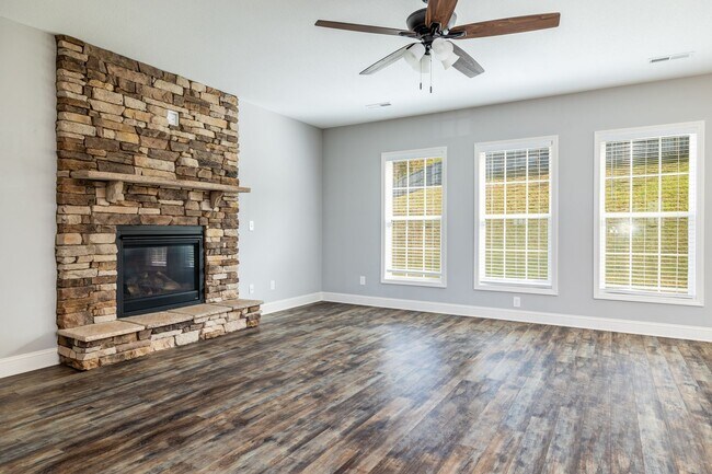 Building Photo - Maryville 37801 - 4 bedroom, 2.5 bath home...