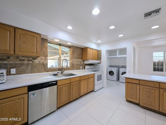 Building Photo - 2443 E Earll Dr
