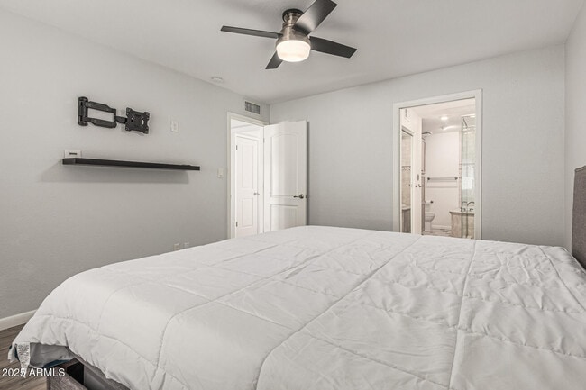 Building Photo - 7714 E Wilshire Dr