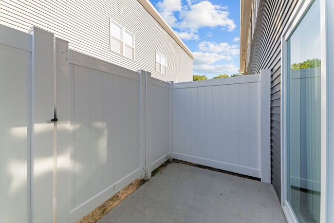 Building Photo - 2 Bedroom, 2.5 Bath Modern Duplex - Walkin...
