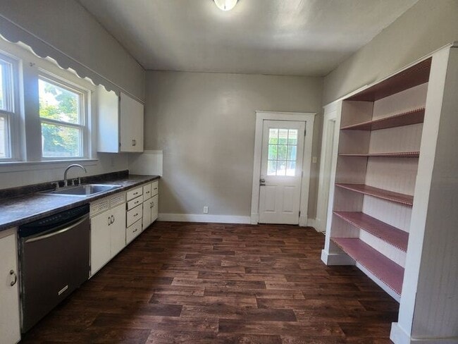 Building Photo - Save $1000 OFF Move-In Costs When You Sign By 05/31 !!