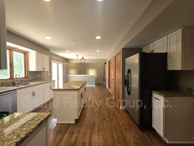 Building Photo - 1565 Old Barn Cir