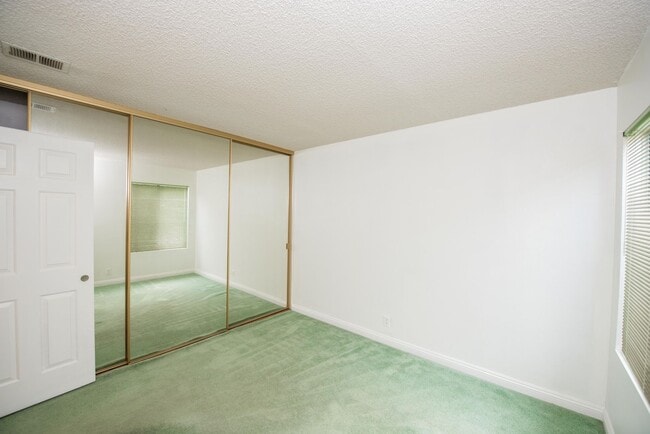 Building Photo - Rose Hills