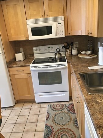 fully applianced with all kitchenware - 6 Colonial Village Dr