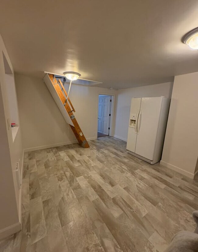 Building Photo - 550 Ray Ln