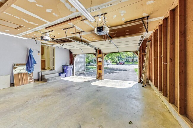 Building Photo - Cool on Cool Spring! Large SF 4 Bed + 2.5 BA