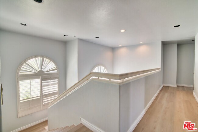Building Photo - 923 Derek Dr