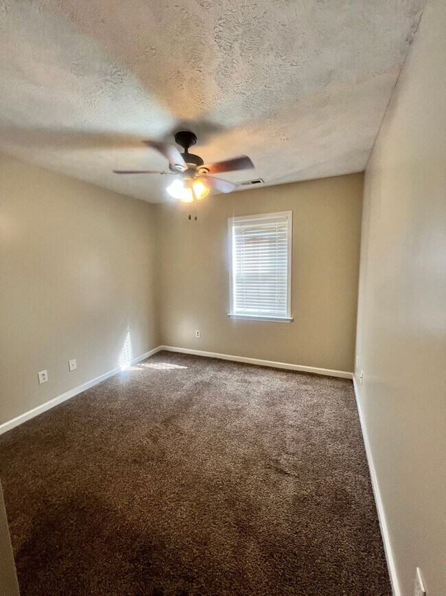 Building Photo - Sweet Living on Sweet Bay Drive - Move in Ready!