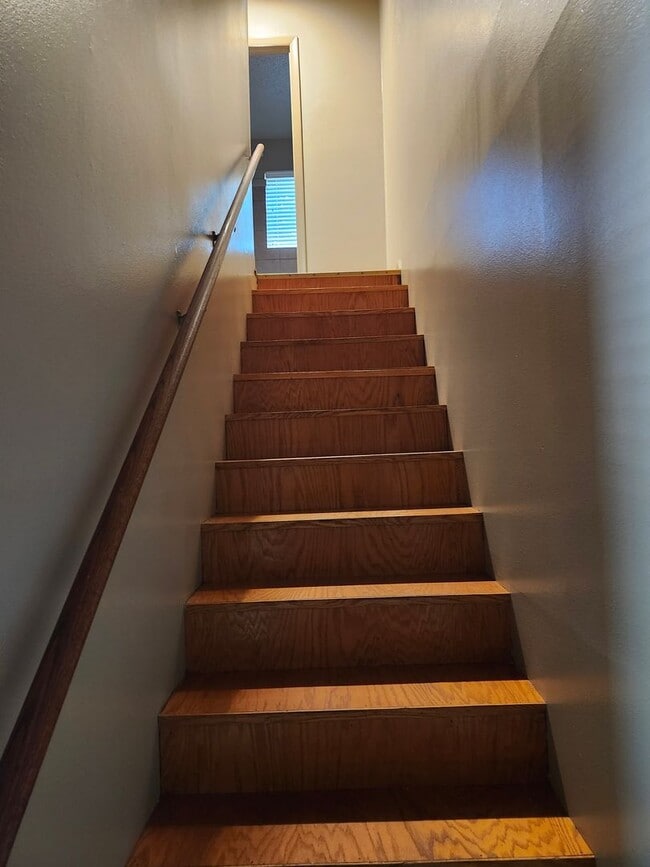 Building Photo - 2B/1B Townhome