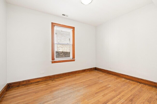 Building Photo - 4446 W Walton St