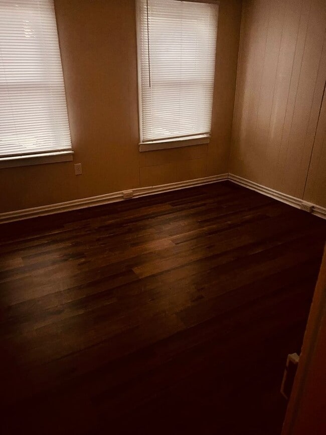 Building Photo - 3 Bedroom House, Garage-York City SD