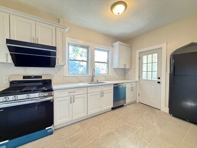 Building Photo - 113 Elm Ave