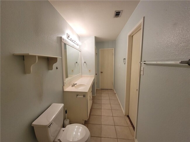 Building Photo - 1061 Canterbury Trail