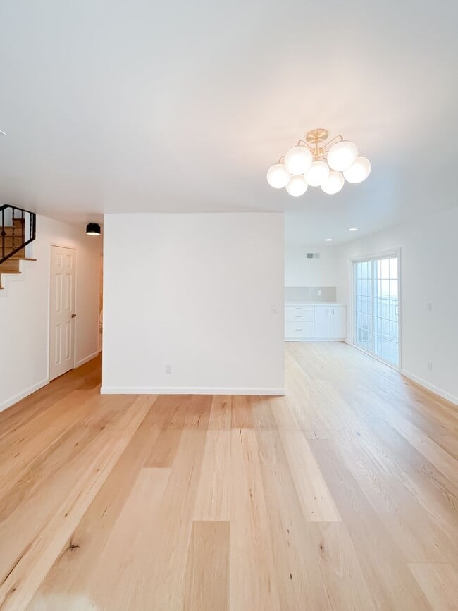 Building Photo - Breathtaking 2-Bedroom Townhome with 2-Car...