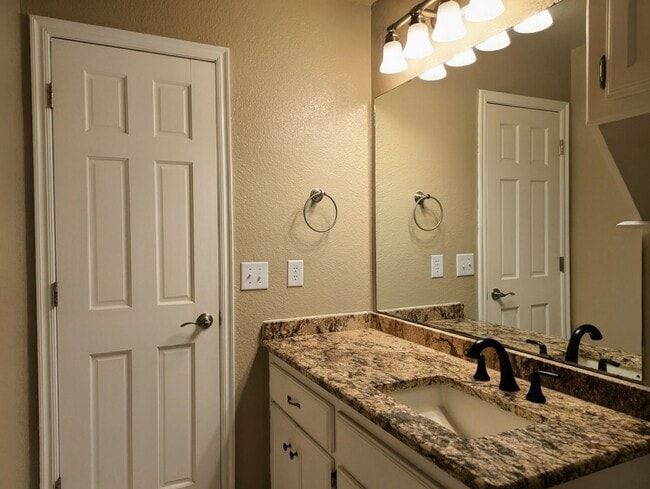 Building Photo - Beautiful 3 Bedroom Home with Study, Fireplace & Fenced Backyard!