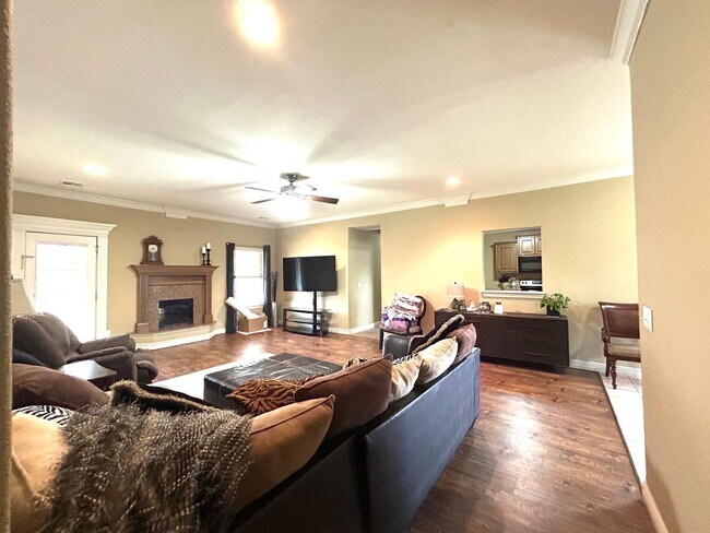 Building Photo - 4 Bedroom 2 Bathroom home