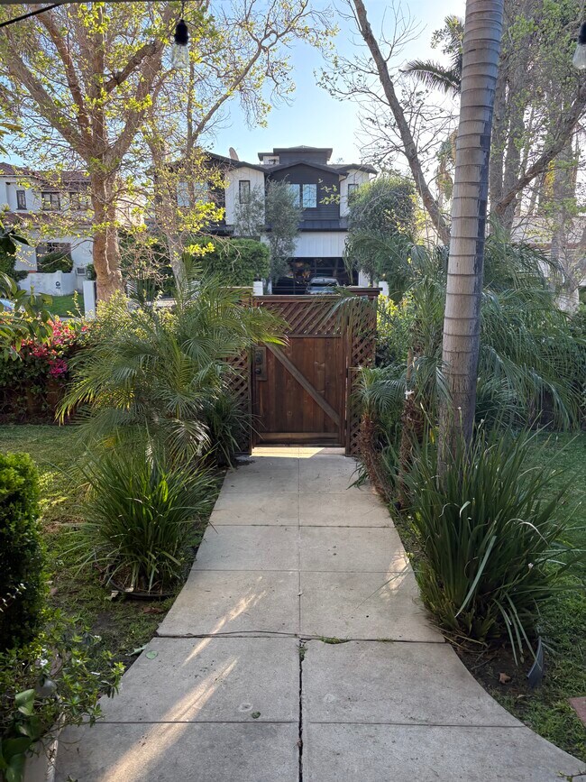 Building Photo - 839 N Orange Dr