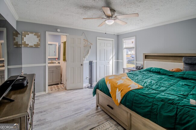 Building Photo - 579 Lynmore Ave