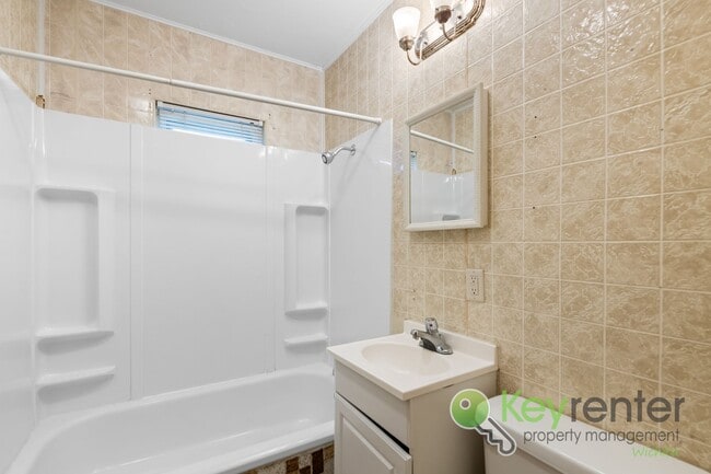 Building Photo - Cute 3 bedroom house near shopping, restau...