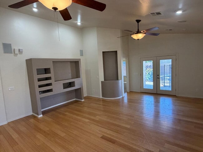 Building Photo - 5233 E Carmel Ave