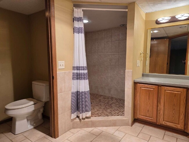 Building Photo - Multi generational Home New London