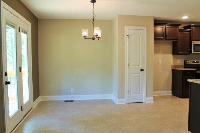 Building Photo - 261 Azalea Dr