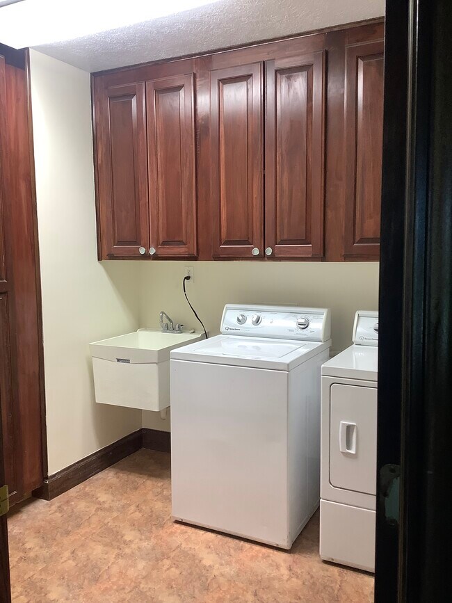 Building Photo - 13775 Carlton St