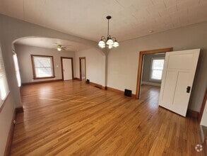 Building Photo - 2 Bedroom, 1 Bathroom home with hardwood!