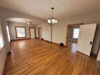 Building Photo - 2 Bedroom, 1 Bathroom home with hardwood!