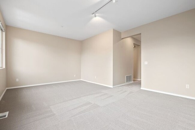 Building Photo - AIR CONDITIONED Townhome in Beautiful Summ...