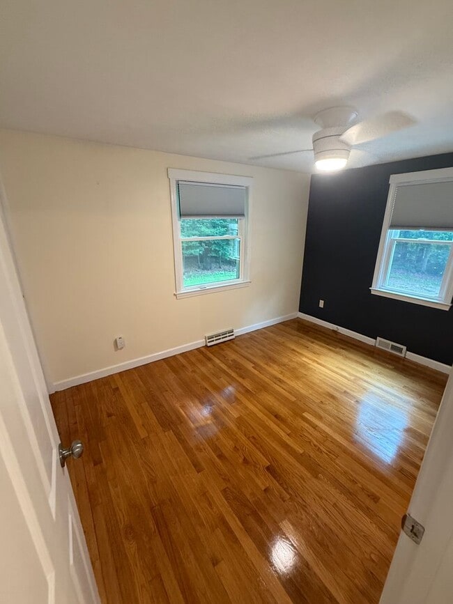 Building Photo - 3 Bedroom-Single Family Home
