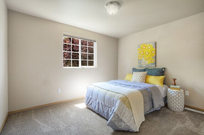 Building Photo - Main floor master - A/C home with 4 bedrooms formal living/dining and great room! Olympia School ...
