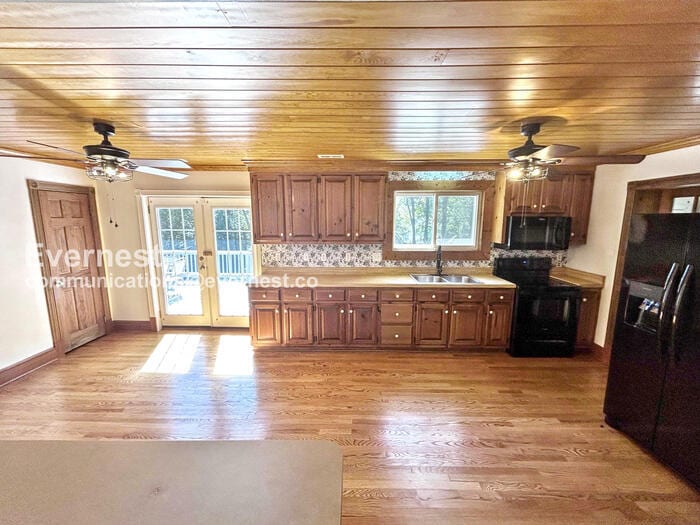 Building Photo - 5631 Swan Dr