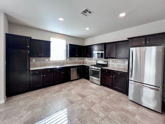 Building Photo - $2,195 DeWolf & Barstow, 3 Bedroom House - Clovis / Community Pool + Neighborhood Parks