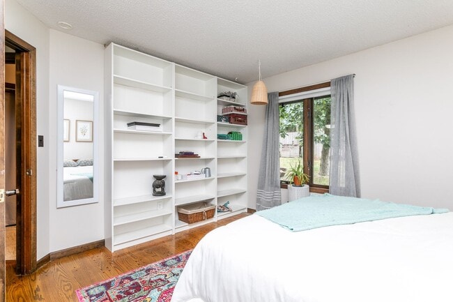 Building Photo - 5 Bed 3 Bath Home