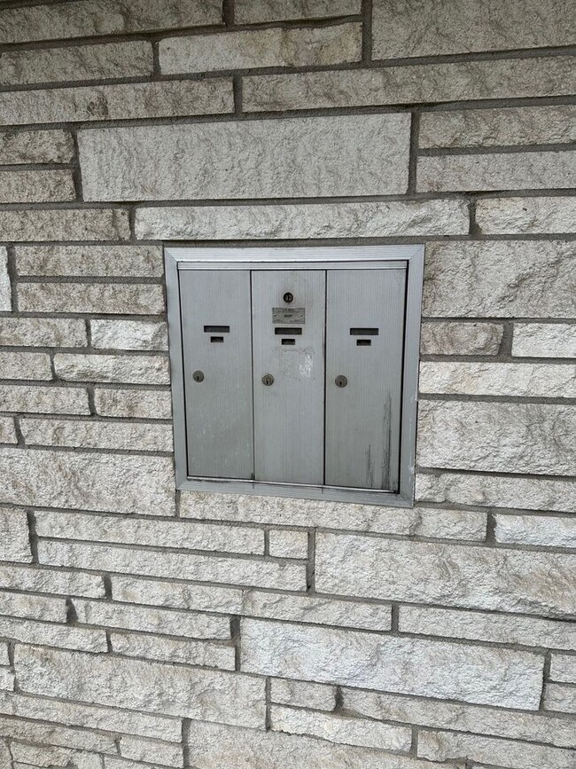 Building Photo - L996