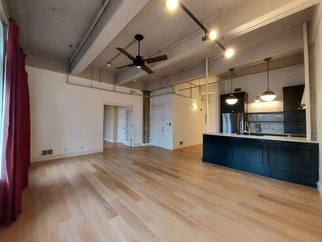 Building Photo - One of a kind 1 bedroom in historic building!