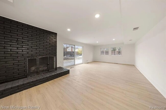 Building Photo - Newly Remodeled House with In-Ground Pool