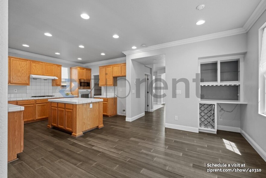 Building Photo - 2862 Safford Ave