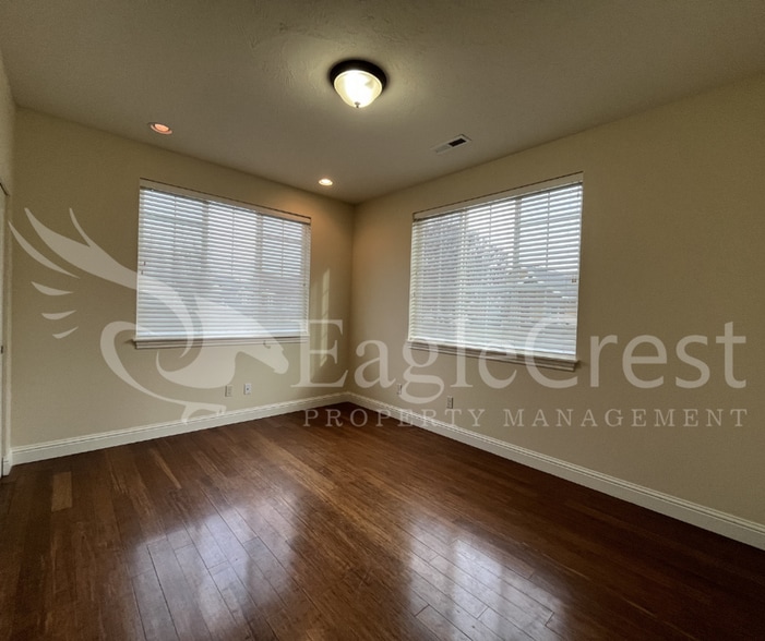 Building Photo - Spacious & Stylish 3-Bedroom Home in a Charming Neighborhood Near Walking Paths