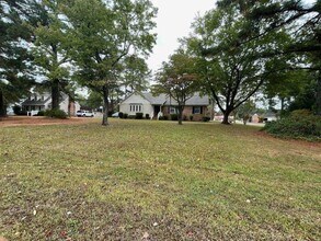 Building Photo - 3 Bedroom 2 bath