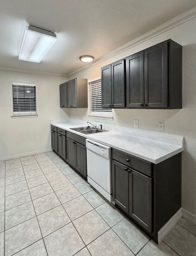 Building Photo - Lovely 3 bedroom 2 bathroom 2 car garage h...