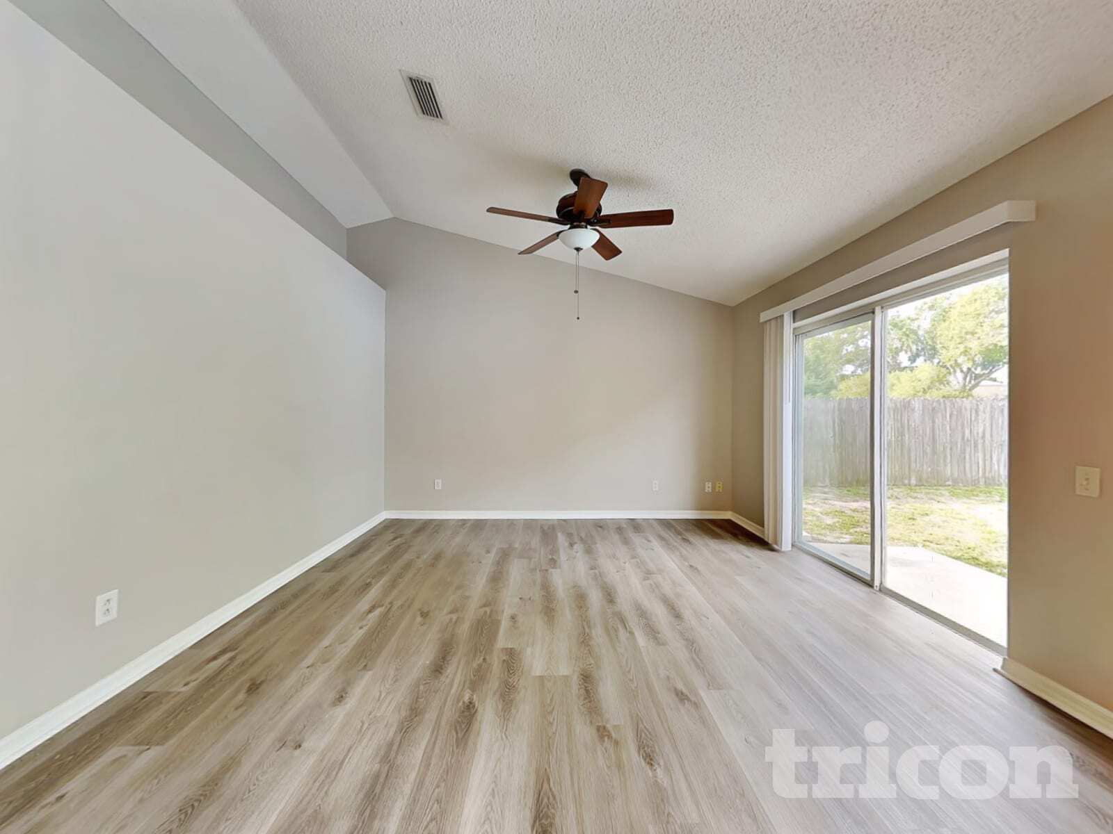 Building Photo - 233 Lakeway Ln